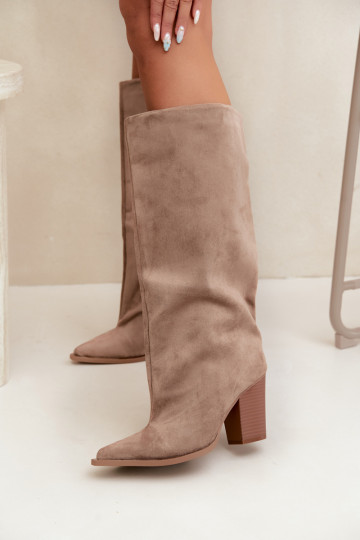 Botas femininas de cano alto slip-on com salto em camurça sintética cor areia Carmina 2