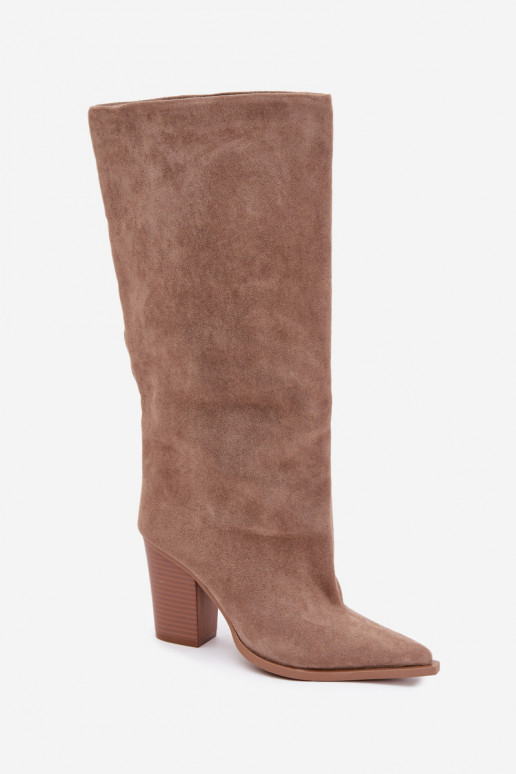 Botas femininas de cano alto slip-on com salto em camurça sintética cor areia Carmina