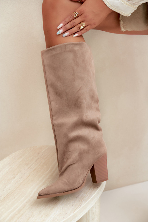 Botas femininas de cano alto slip-on com salto em camurça sintética cor areia Carmina