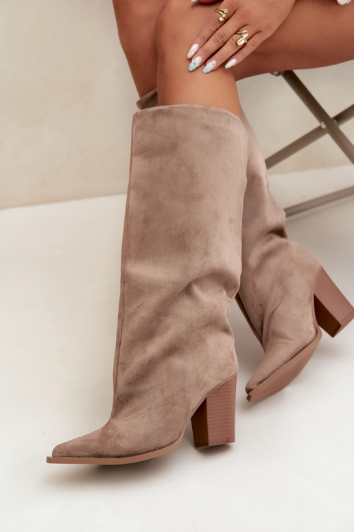Botas femininas de cano alto slip-on com salto em camurça sintética cor areia Carmina