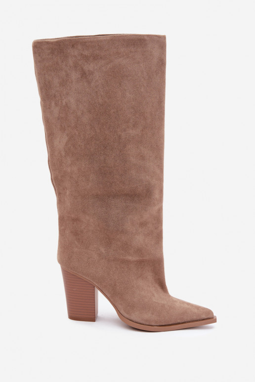 Botas femininas de cano alto slip-on com salto em camurça sintética cor areia Carmina