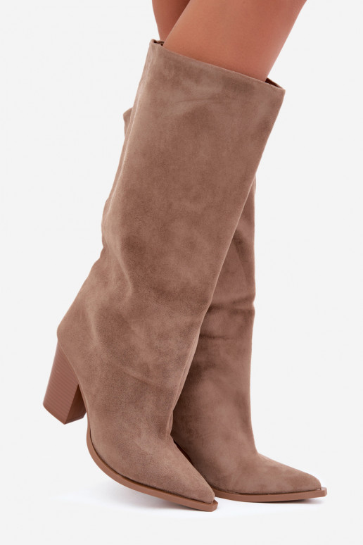 Botas femininas de cano alto slip-on com salto em camurça sintética cor areia Carmina
