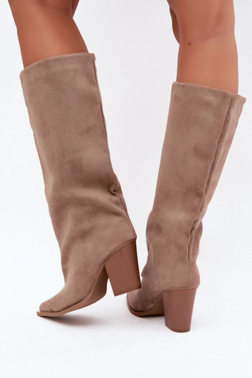 Botas femininas de cano alto slip-on com salto em camurça sintética cor areia Carmina