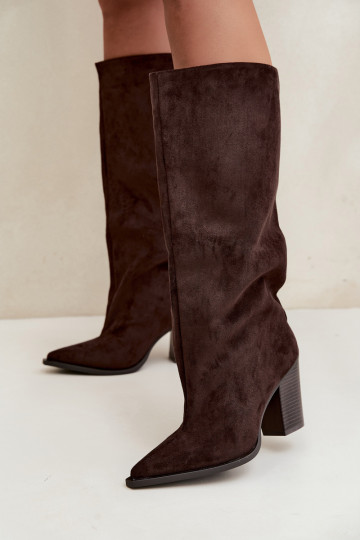 Botas femininas de cano alto slip-on com salto em camurça sintética cor chocolate Carmina 2
