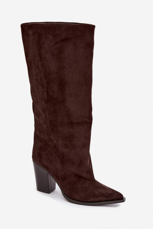 Botas femininas de cano alto slip-on com salto em camurça sintética cor chocolate Carmina