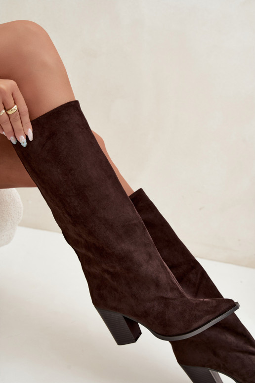 Botas femininas de cano alto slip-on com salto em camurça sintética cor chocolate Carmina