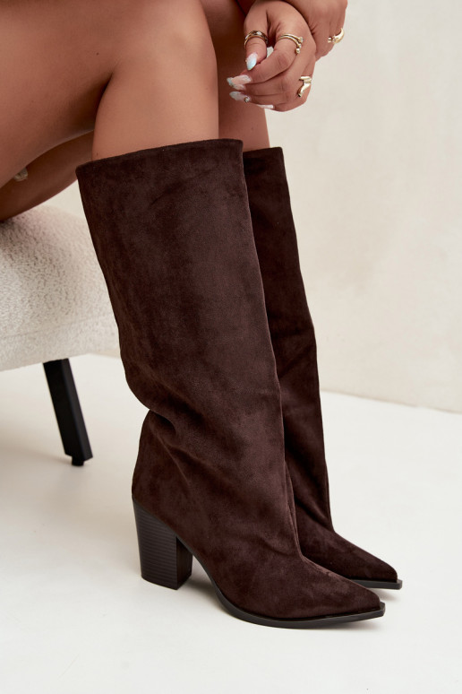 Botas femininas de cano alto slip-on com salto em camurça sintética cor chocolate Carmina