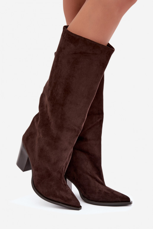 Botas femininas de cano alto slip-on com salto em camurça sintética cor chocolate Carmina