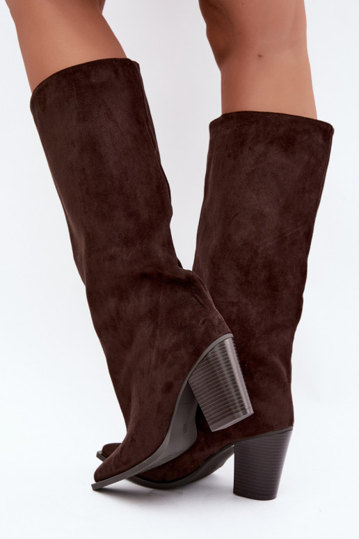 Botas femininas de cano alto slip-on com salto em camurça sintética cor chocolate Carmina