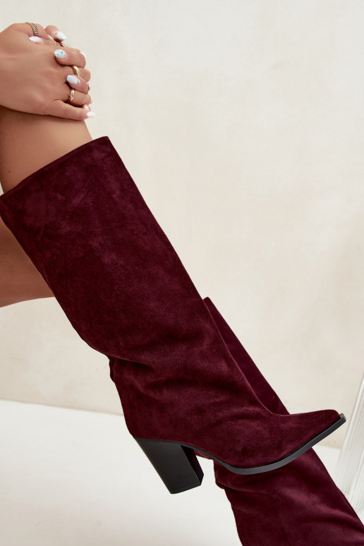 Botas femininas de cano alto slip-on com salto em camurça sintética cor bordô Carmina