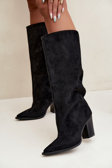 Botas femininas de cano alto slip-on com salto em camurça sintética cor preta Carmina 2