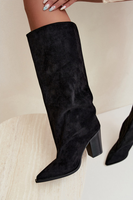 Botas femininas de cano alto slip-on com salto em camurça sintética cor preta Carmina