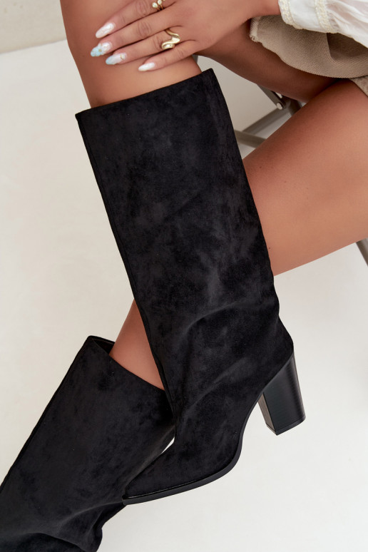Botas femininas de cano alto slip-on com salto em camurça sintética cor preta Carmina