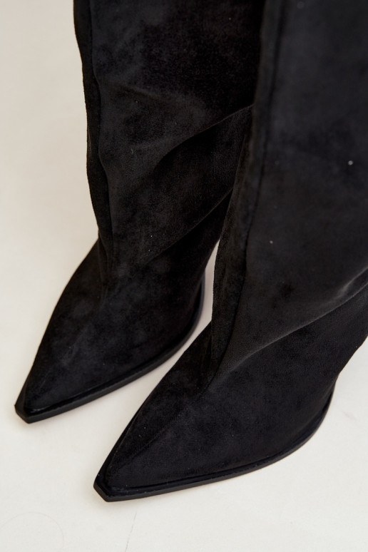 Botas femininas de cano alto slip-on com salto em camurça sintética cor preta Carmina