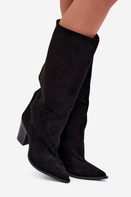 Botas femininas de cano alto slip-on com salto em camurça sintética cor preta Carmina