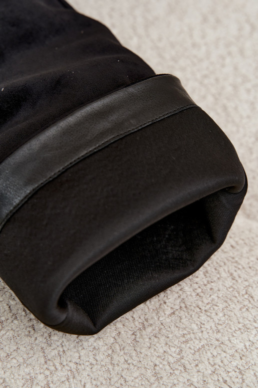 Botas femininas de cano alto slip-on com salto em camurça sintética cor preta Carmina