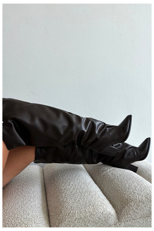 Botas femininas altas com salto em estilo slip-on em couro sintético chocolate Anica