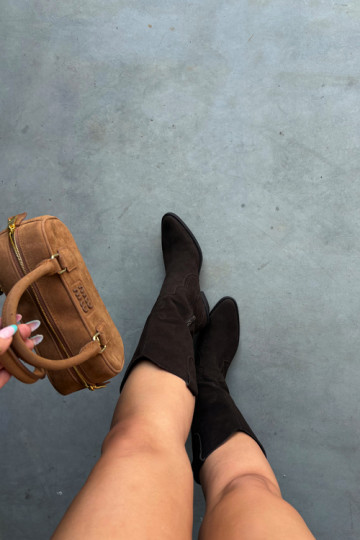 Botas altas estilo cowboy em camurça natural com isolamento e salto na cor chocolate Radley 2