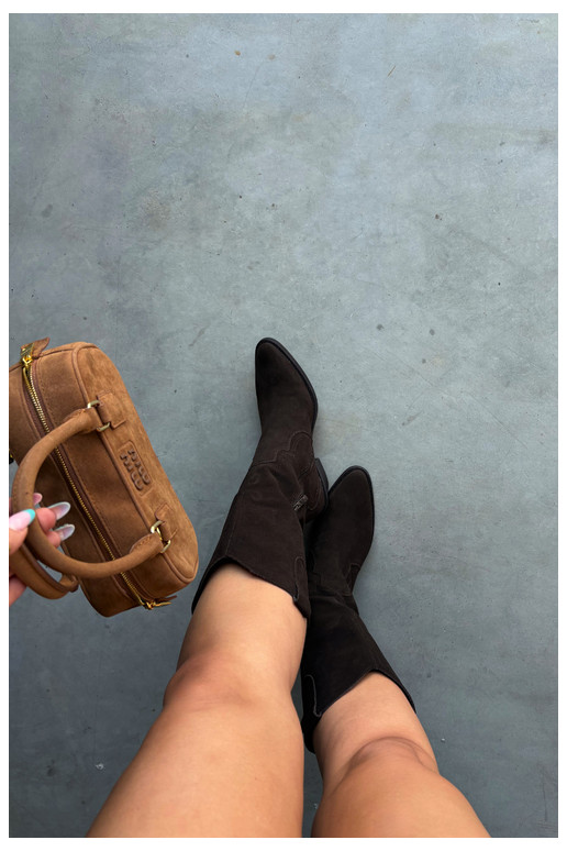 Botas altas estilo cowboy em camurça natural com isolamento e salto na cor chocolate Radley