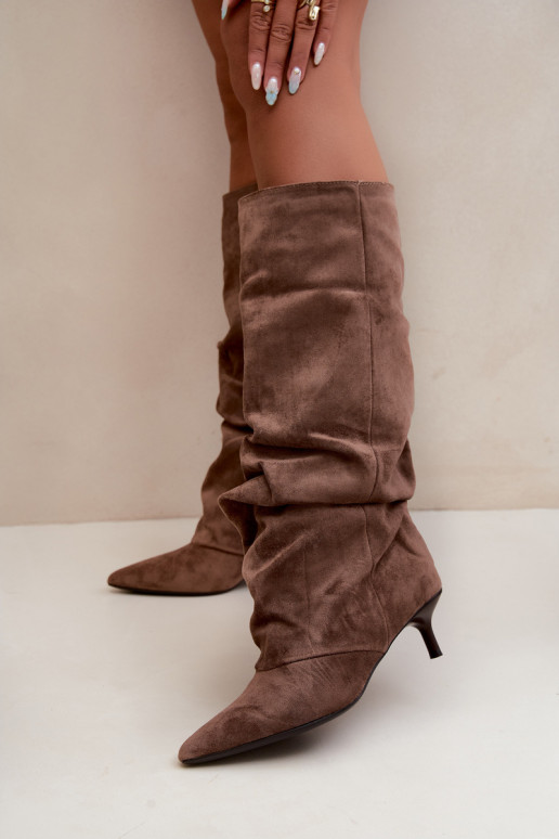 Botas caqui amassadas até o joelho com salto kitten de camurça LoĮen
