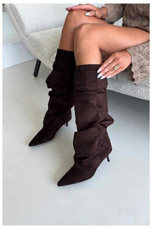 Botas de chocolate amassadas até o joelho com salto kitten de camurça LoĮen