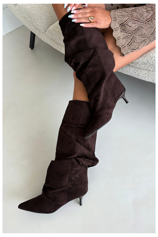 Botas de chocolate amassadas até o joelho com salto kitten de camurça LoĮen