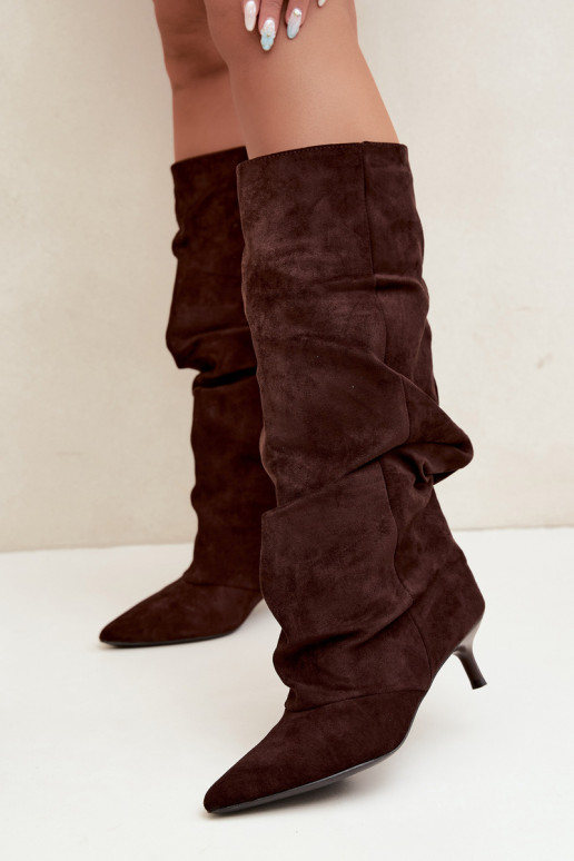 Botas de chocolate amassadas até o joelho com salto kitten de camurça LoĮen