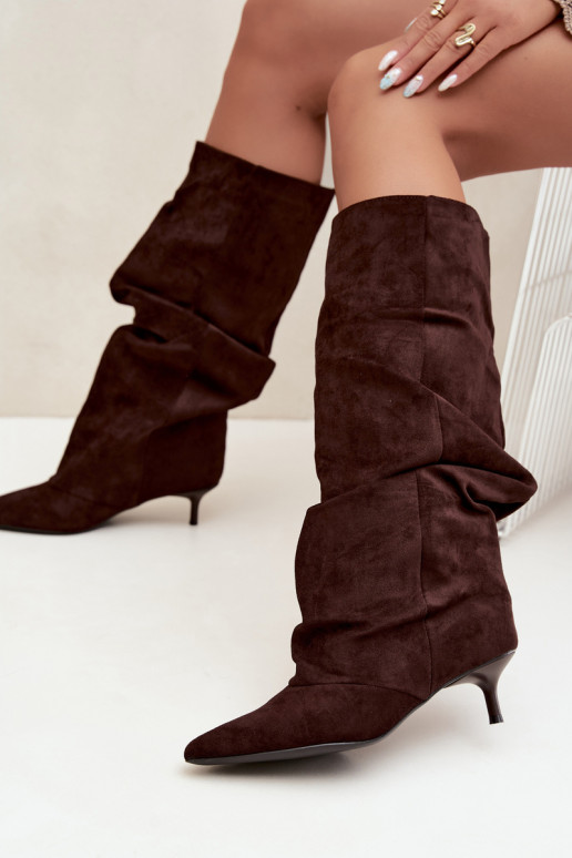Botas de chocolate amassadas até o joelho com salto kitten de camurça LoĮen