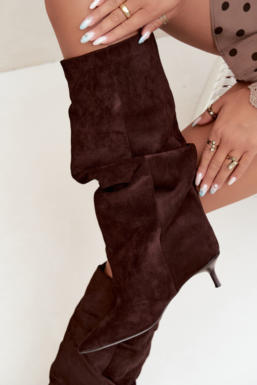 Botas de chocolate amassadas até o joelho com salto kitten de camurça LoĮen