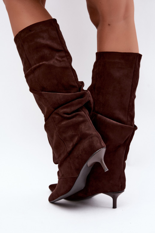 Botas de chocolate amassadas até o joelho com salto kitten de camurça LoĮen