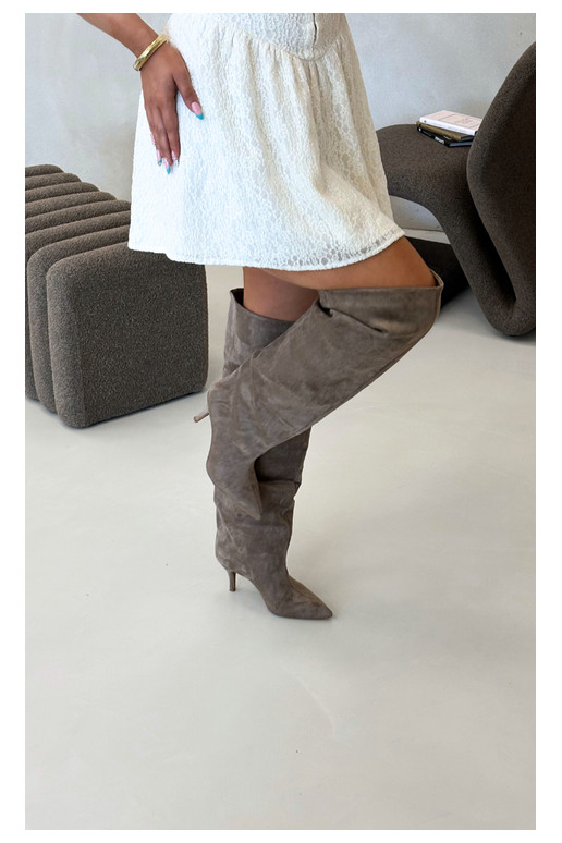 Botas femininas de cano alto slip-on com saltos finos na cor caqui Corly