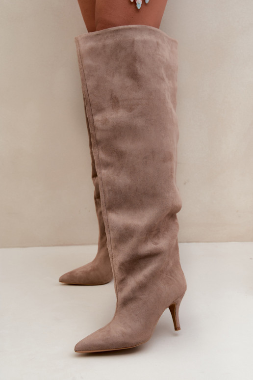 Botas femininas de cano alto slip-on com saltos finos na cor caqui Corly