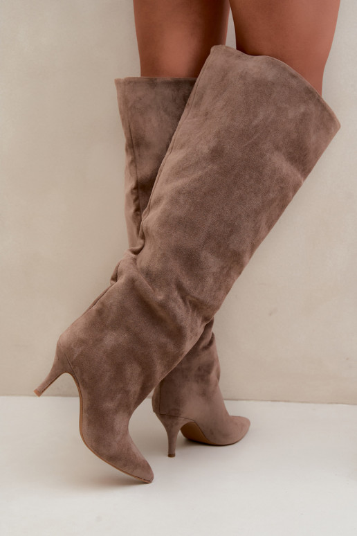 Botas femininas de cano alto slip-on com saltos finos na cor caqui Corly