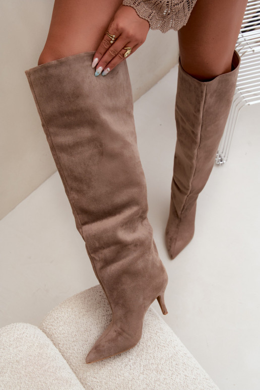 Botas femininas de cano alto slip-on com saltos finos na cor caqui Corly