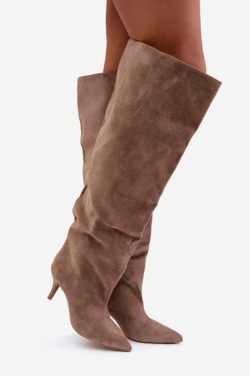 Botas femininas de cano alto slip-on com saltos finos na cor caqui Corly
