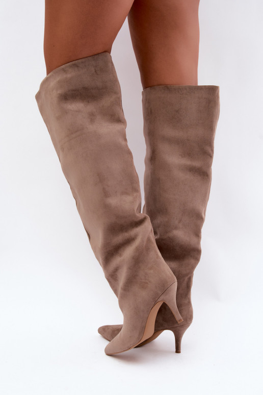 Botas femininas de cano alto slip-on com saltos finos na cor caqui Corly