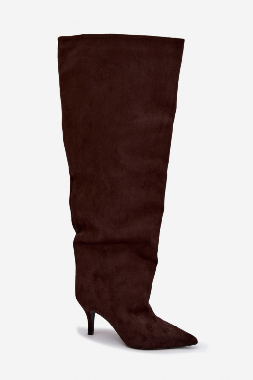 Botas femininas de cano alto slip-on com saltos finos na cor chocolate Corly