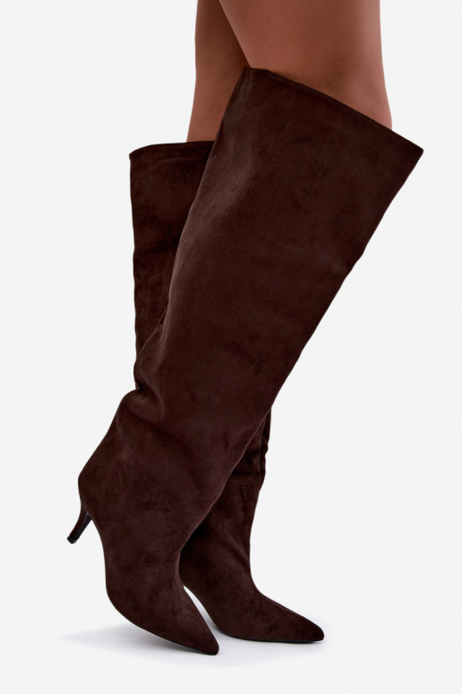 Botas femininas de cano alto slip-on com saltos finos na cor chocolate Corly