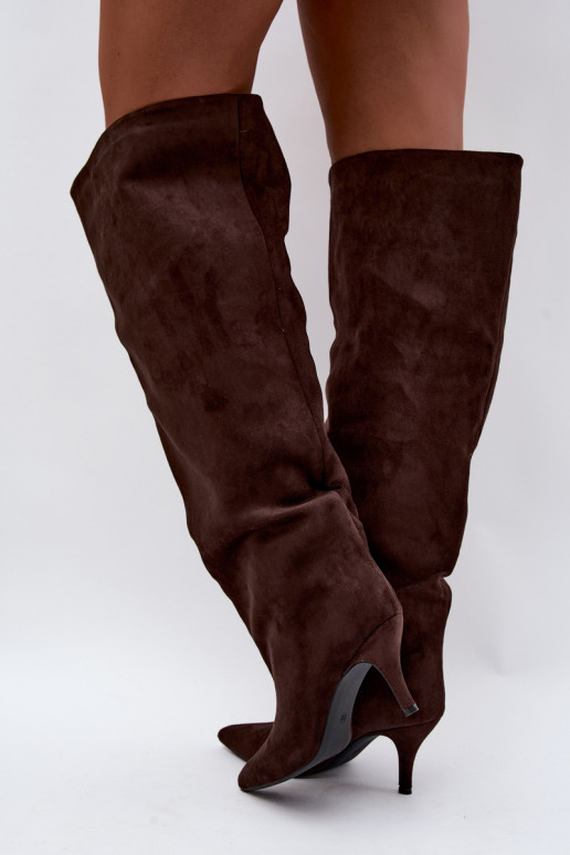Botas femininas de cano alto slip-on com saltos finos na cor chocolate Corly