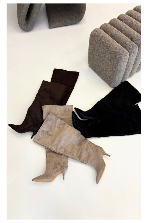 Botas femininas de cano alto slip-on com saltos finos na cor chocolate Corly