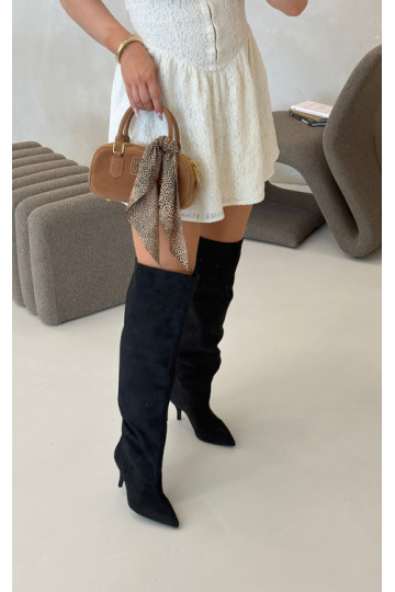 Botas femininas de cano alto slip-on com saltos finos na cor preta Corly