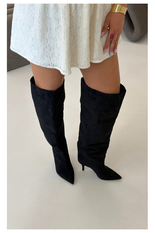 Botas femininas de cano alto slip-on com saltos finos na cor preta Corly