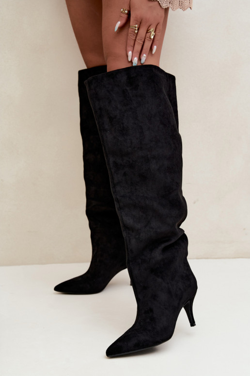 Botas femininas de cano alto slip-on com saltos finos na cor preta Corly