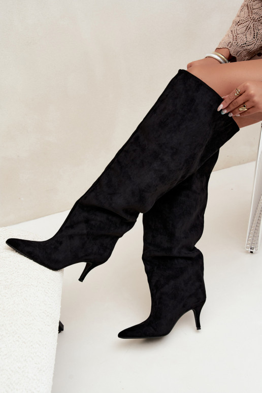 Botas femininas de cano alto slip-on com saltos finos na cor preta Corly
