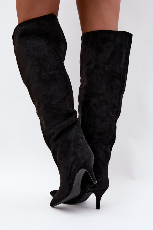 Botas femininas de cano alto slip-on com saltos finos na cor preta Corly