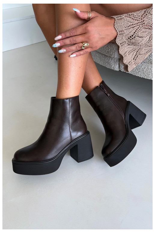 Botins isolados com salto e plataforma na cor chocolate Lurela
