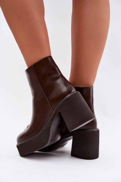 Botins isolados com salto e plataforma na cor chocolate Lurela