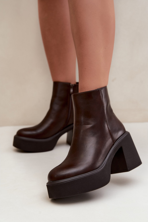 Botins isolados com salto e plataforma na cor chocolate Lurela