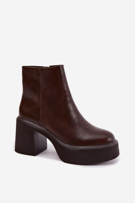 Botins isolados com salto e plataforma na cor chocolate Lurela