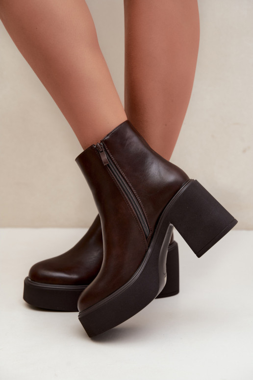 Botins isolados com salto e plataforma na cor chocolate Lurela